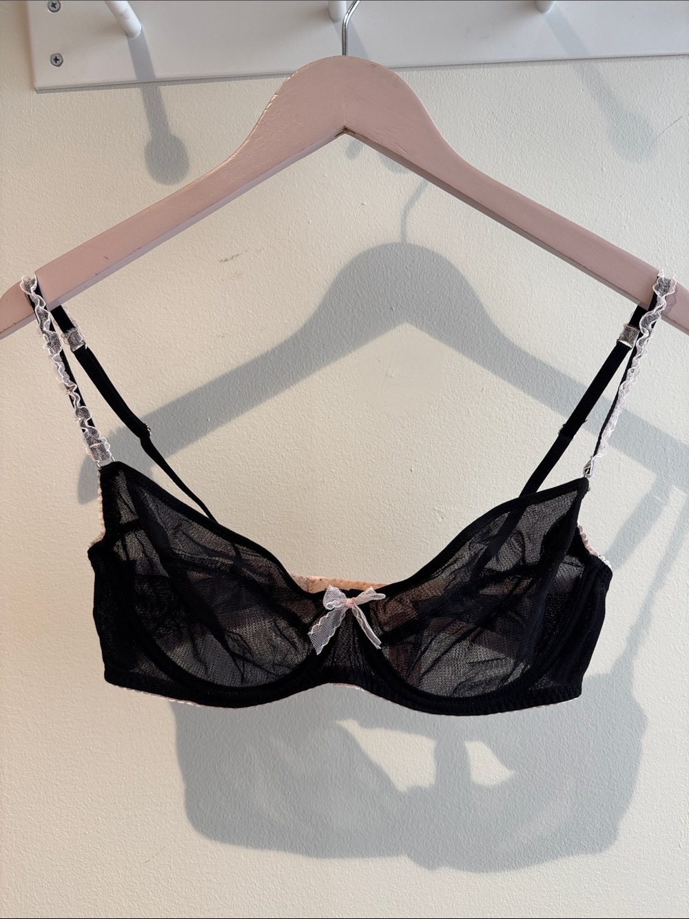VICTORIA’S SECRET | NWT Black Lace Bra with Pink 34D
